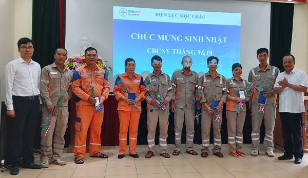 Điện lực Mộc Châu tổ chức sinh nhật cho CBCNV tháng 10/2020